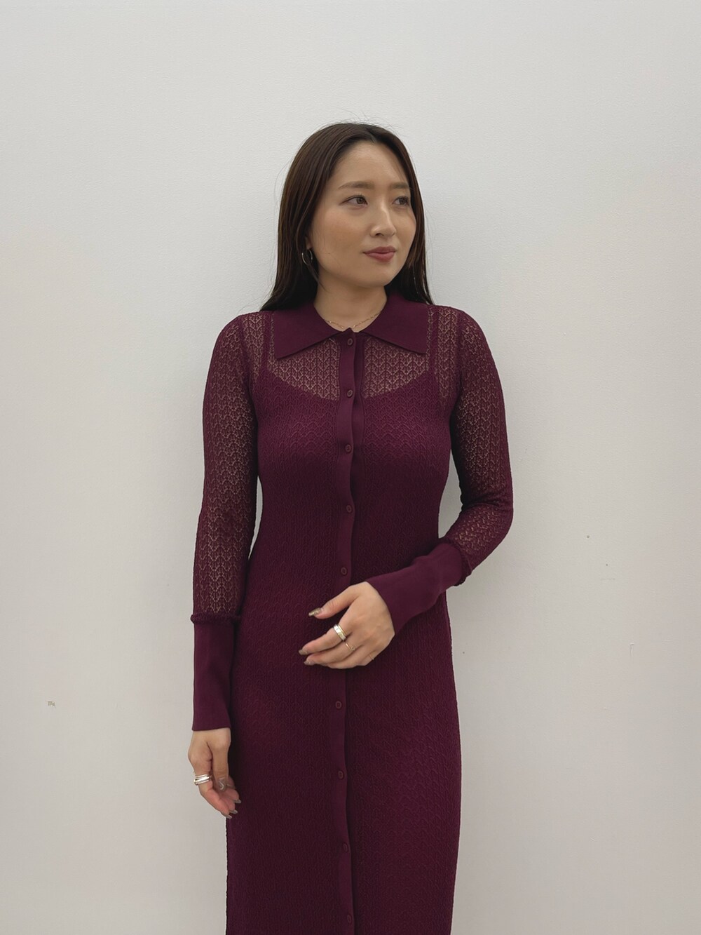 シルバー系のブーツ、パープル系のワンピースを着用したレディースの秋コーディネートの6枚目の写真