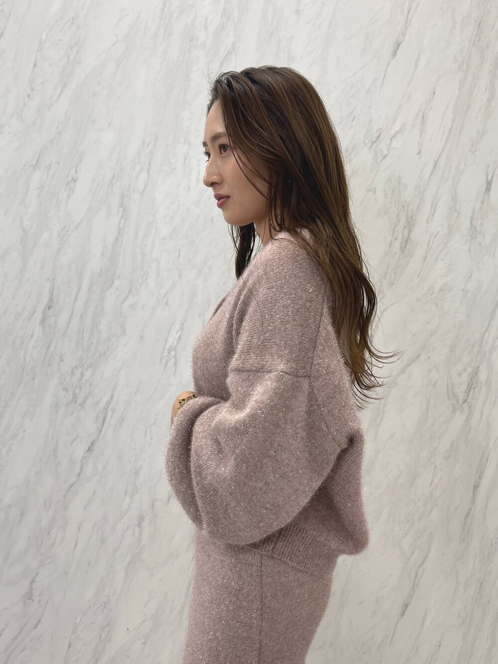 ピンク系のカーディガン/ボレロ、ピンク系のスカート、ホワイト系のブーツを着用したレディースの冬コーディネートの7枚目の写真