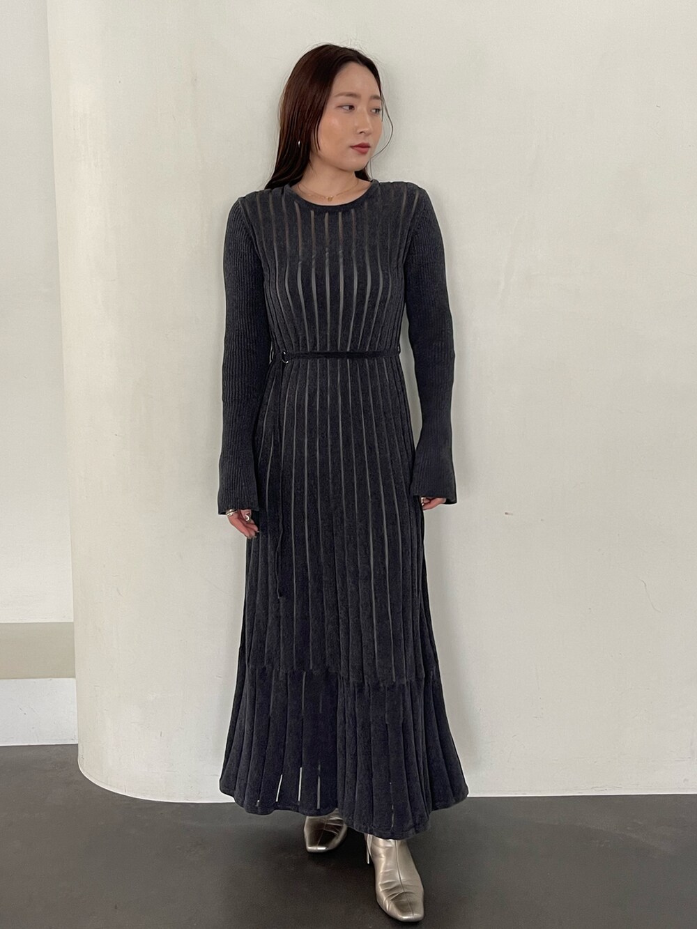 グレー系のワンピース、シルバー系のブーツを着用したレディースの秋コーディネートの3枚目の写真