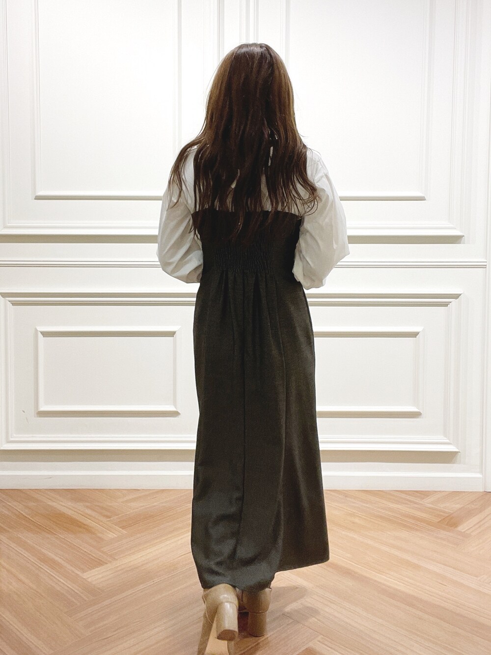 ブラウン系のワンピースを着用したレディースの秋コーディネートの6枚目の写真