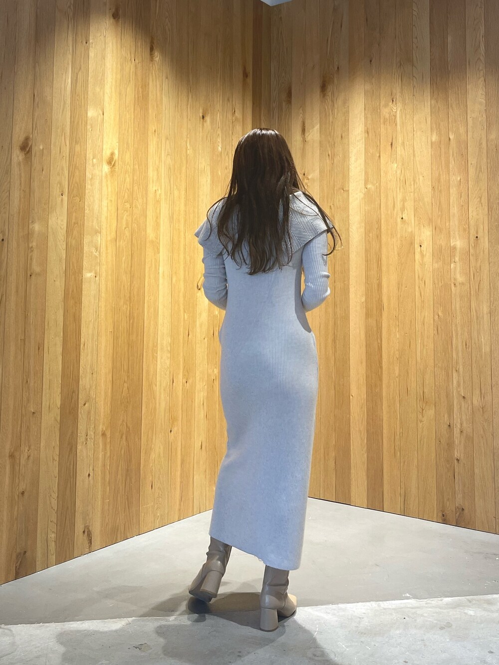 ホワイト系のワンピース、ベージュ系のブーツを着用したレディースの冬コーディネートの6枚目の写真