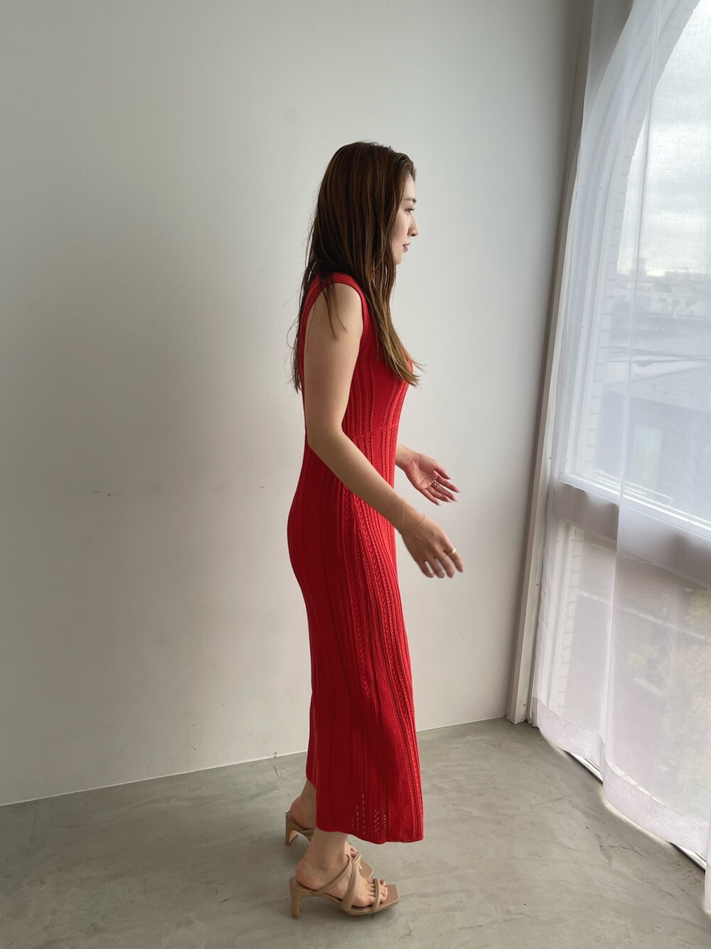 レッド系のワンピース、ベージュ系のサンダルを着用したレディースの夏コーディネートの5枚目の写真