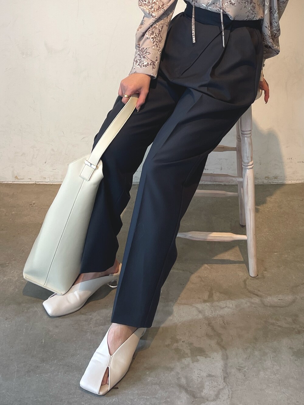 ホワイト系のショルダーバッグ、ホワイト系のパンプス、グレー系のシャツ/ブラウスを着用したレディースの冬コーディネートの9枚目の写真