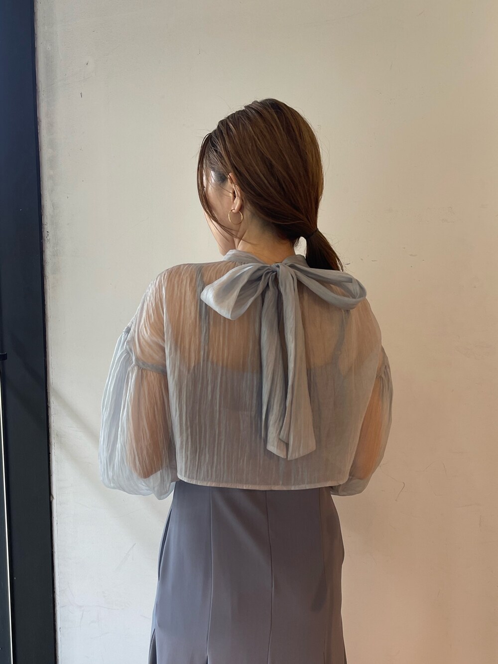 シルバー系のパンプス、ブルー系のドレスを着用したレディースの秋コーディネートの9枚目の写真