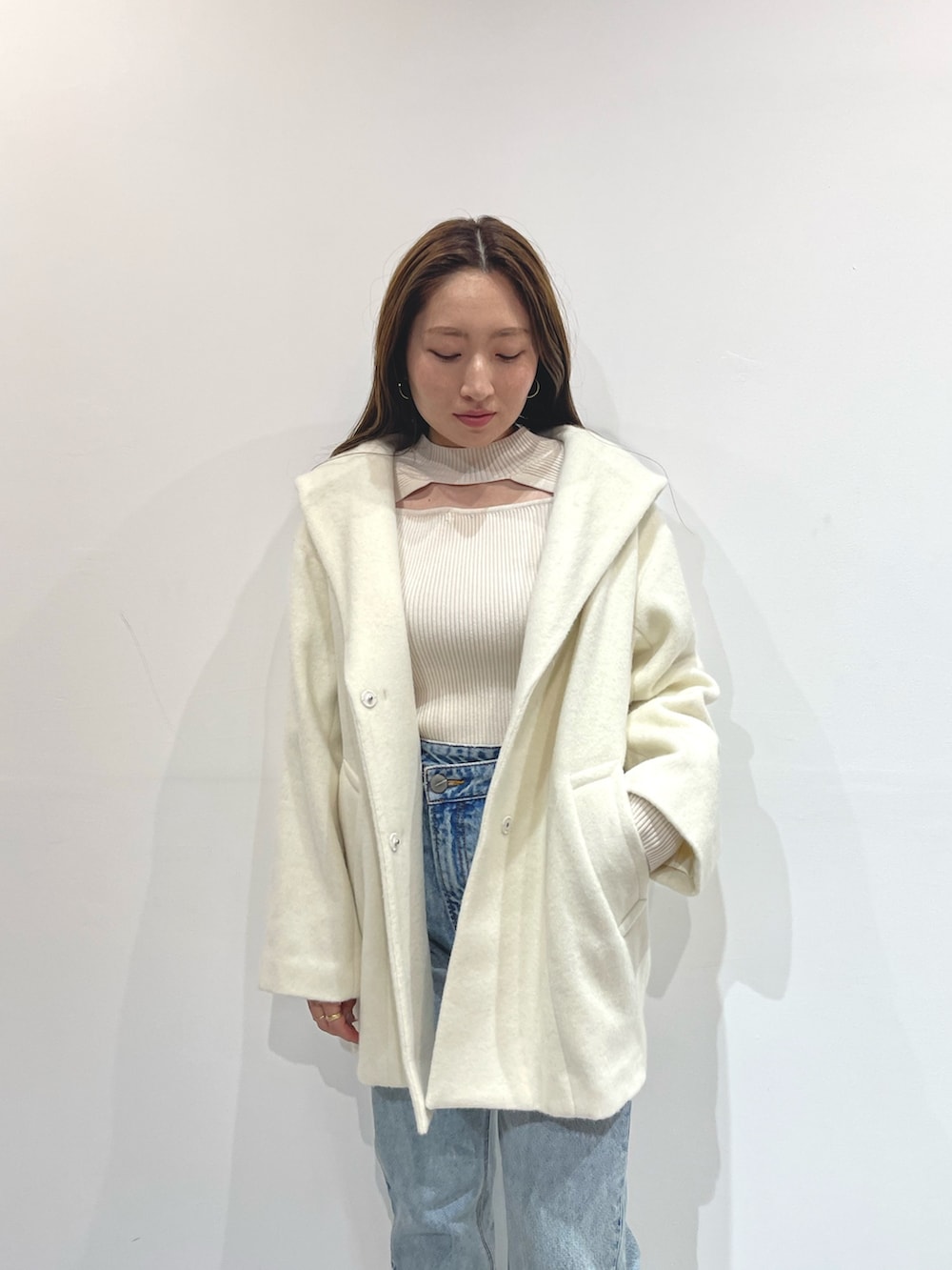 ホワイト系のニット/セーター、ベージュ系のブーツ、ホワイト系のその他アウターを着用したレディースの秋コーディネートの7枚目の写真