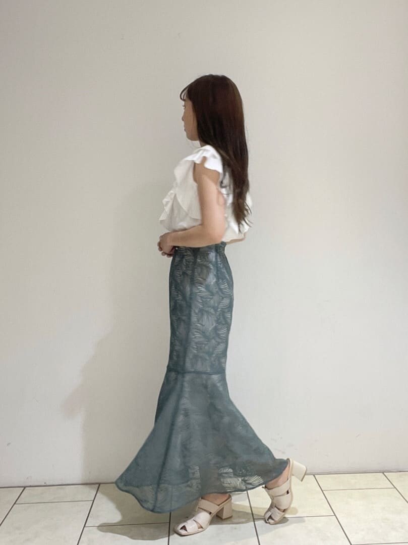 ホワイト系のサンダル、ブルー系のスカート、ホワイト系のシャツ/ブラウスを着用したレディースの夏コーディネートの6枚目の写真