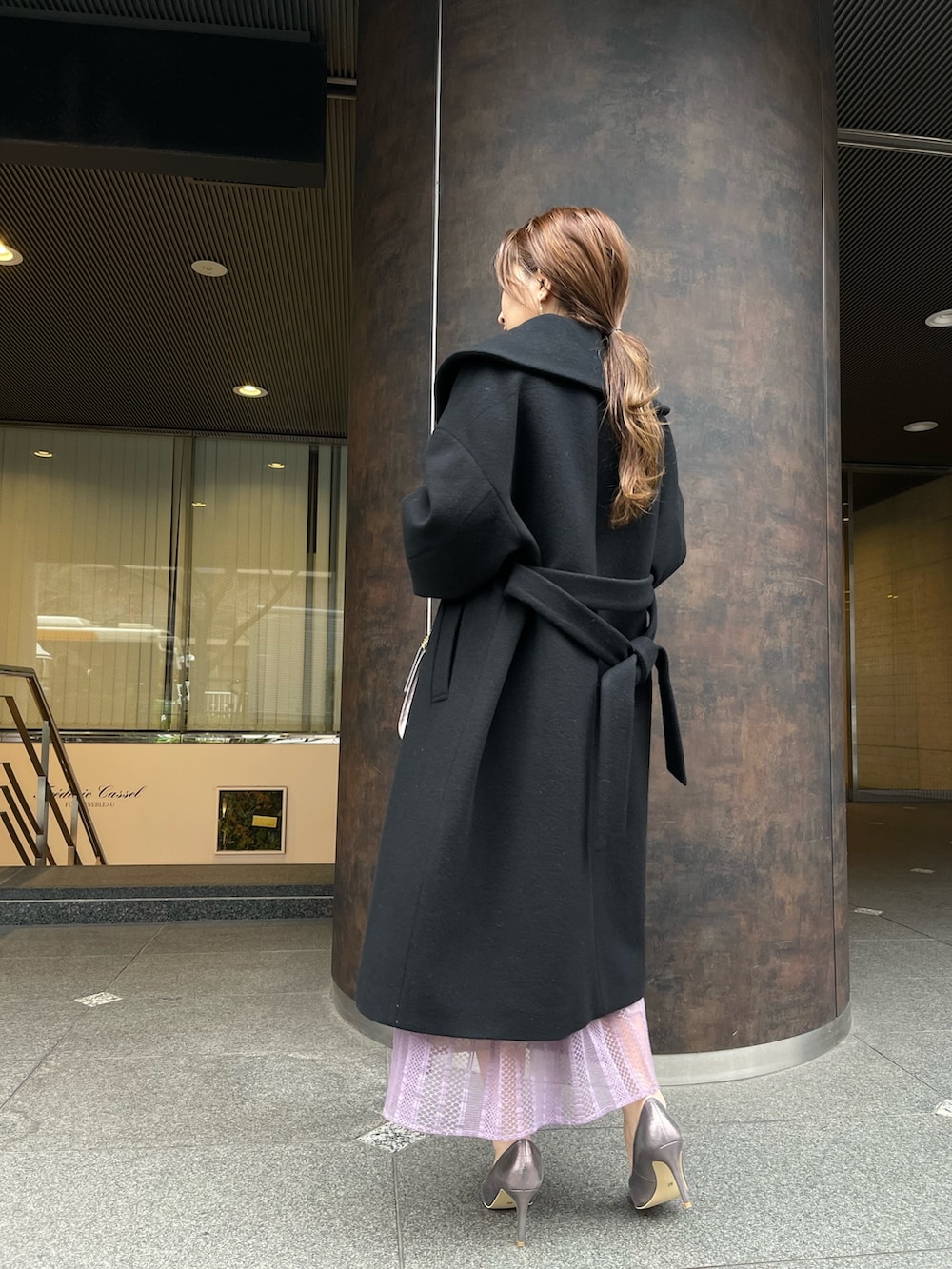 シルバー系のパンプス、シルバー系のハンドバッグ、ブラック系のその他アウターを着用したレディースの冬コーディネートの9枚目の写真