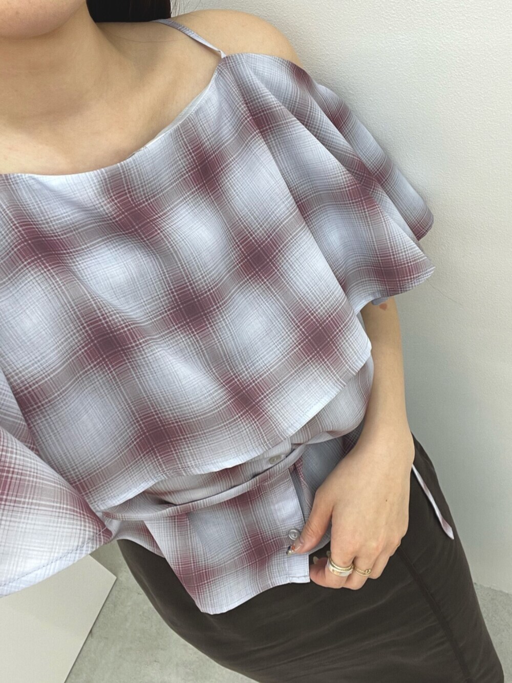 ブラウン系のスカート、ブラック系のサンダル、ピンク系のシャツ/ブラウスを着用したレディースの春コーディネートの7枚目の写真