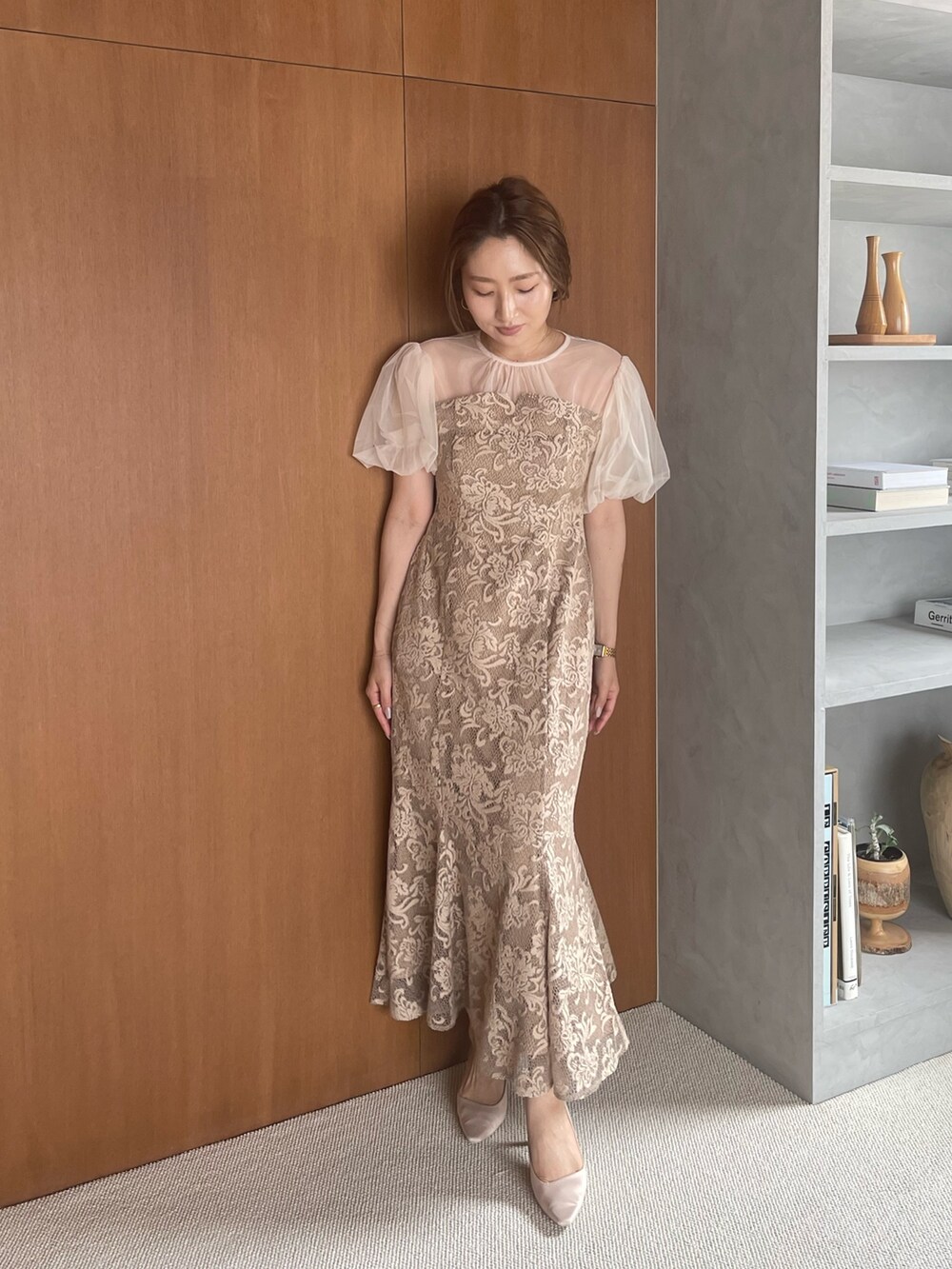 ベージュ系のパンプス、ベージュ系のドレスを着用したレディースの夏コーディネートの4枚目の写真