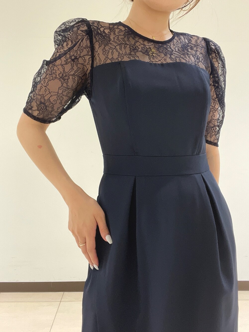 ブルー系のドレス、ゴールド系のハンドバッグ、ゴールド系のパンプスを着用したレディースの夏コーディネートの10枚目の写真