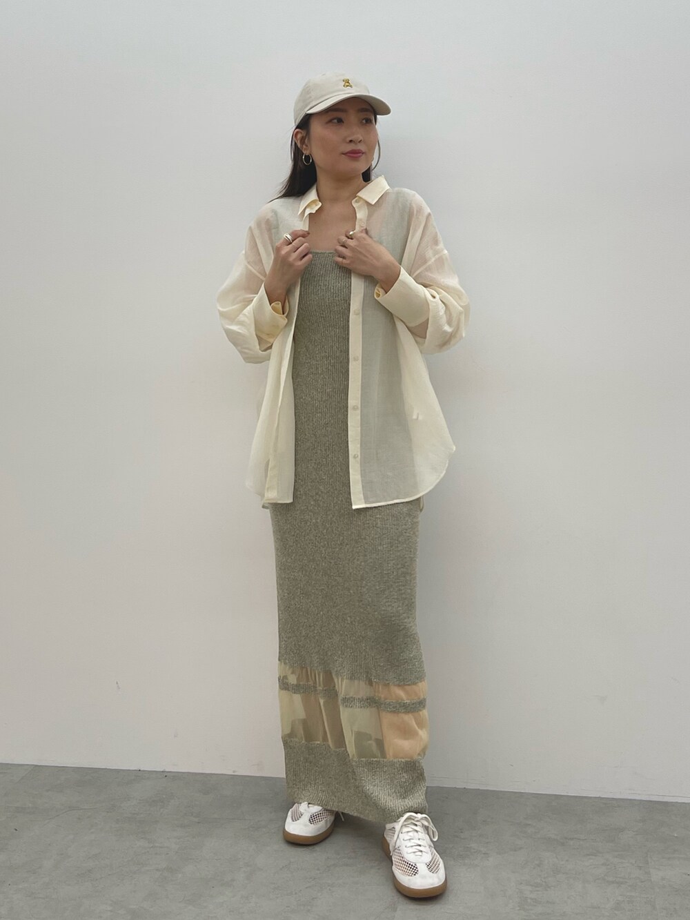 ベージュ系のワンピース、ホワイト系のスニーカー、ホワイト系のシャツ/ブラウスを着用したレディースの春コーディネートの4枚目の写真