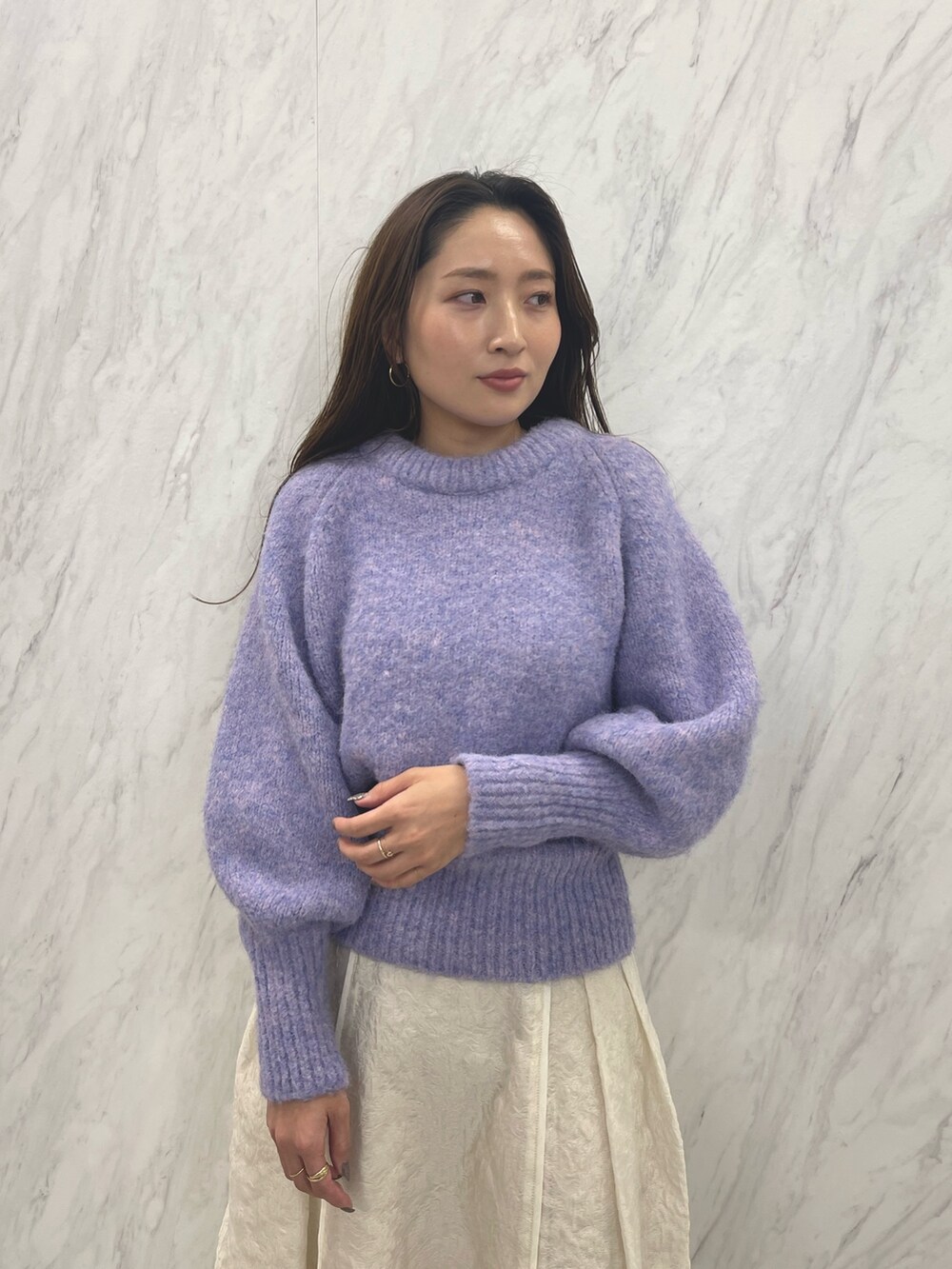 ホワイト系のスカート、ホワイト系のブーツ、パープル系のニット/セーターを着用したレディースの冬コーディネートの6枚目の写真