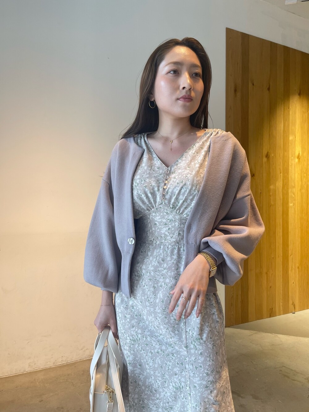 ベージュ系のサンダル、グレー系のカーディガン/ボレロ、グレー系のワンピースを着用したレディースの春コーディネートの8枚目の写真