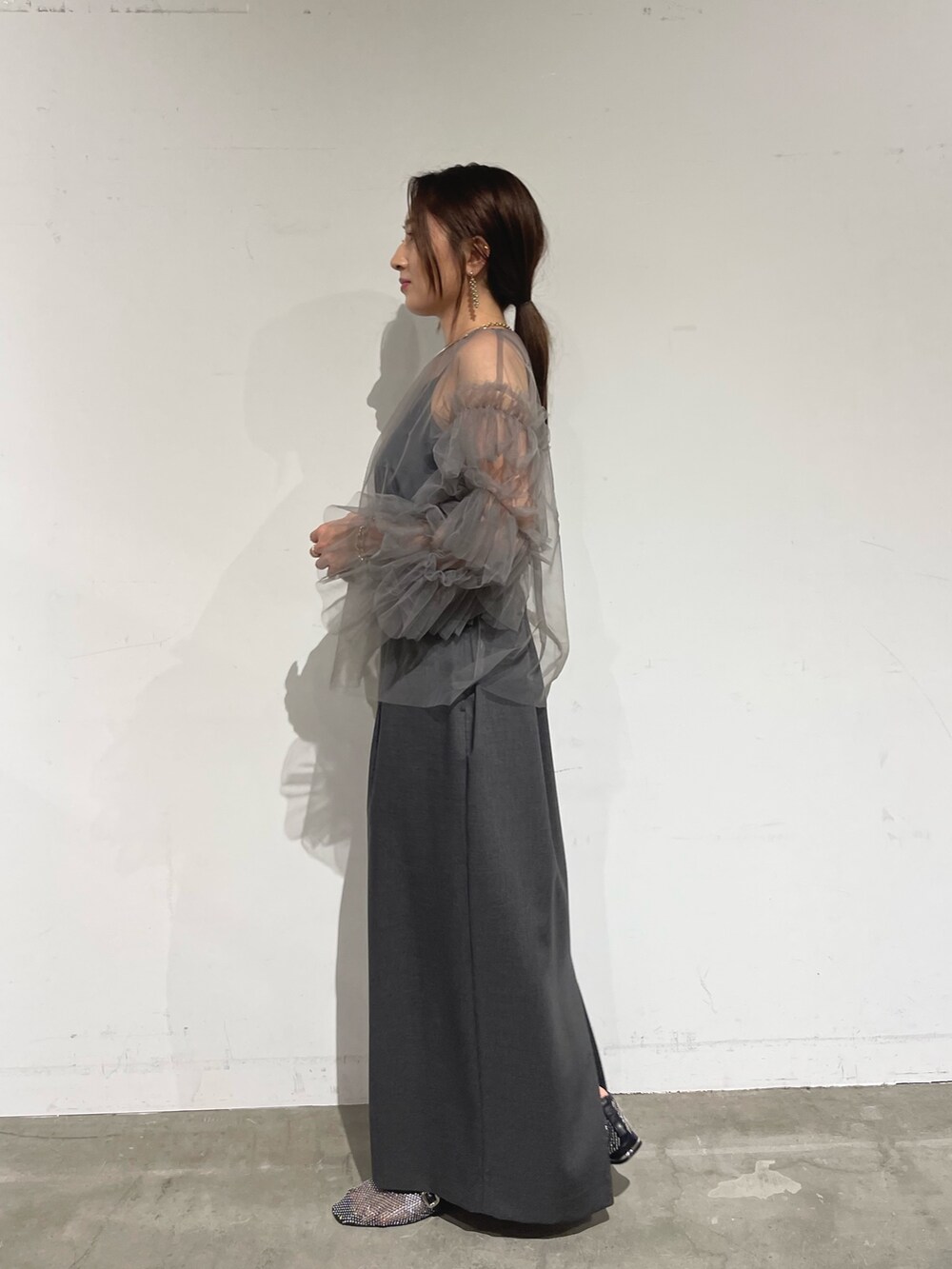 ブラック系のパンプス、グレー系のシャツ/ブラウス、グレー系のドレスを着用したレディースの秋コーディネートの5枚目の写真