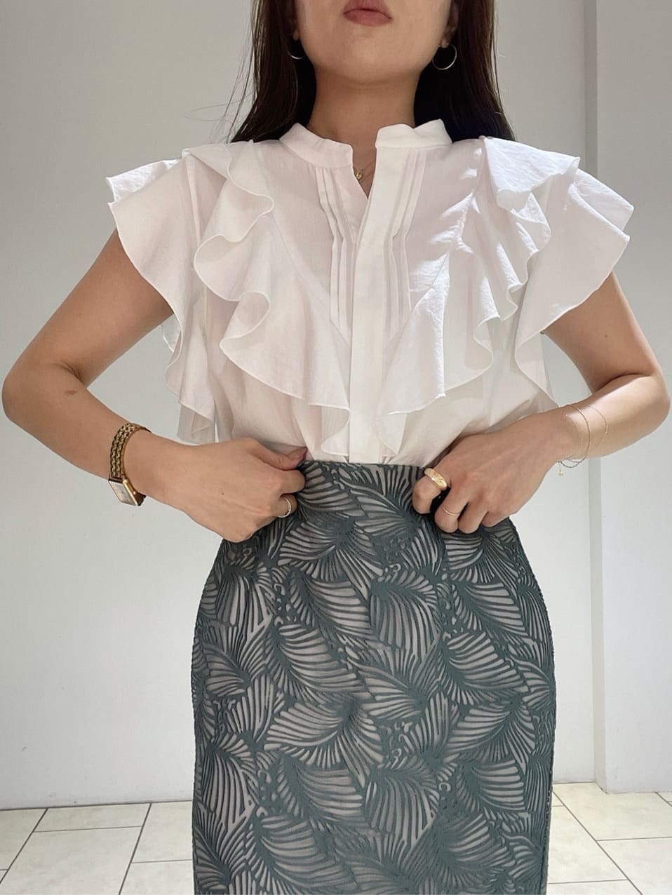 ホワイト系のサンダル、ブルー系のスカート、ホワイト系のシャツ/ブラウスを着用したレディースの夏コーディネートの9枚目の写真