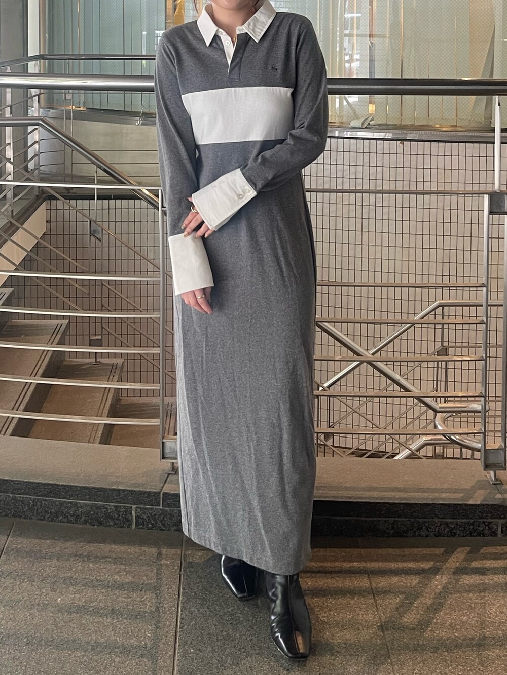 ブラック系のブーツ、グレー系のワンピースを着用したレディースの夏コーディネートの3枚目の写真