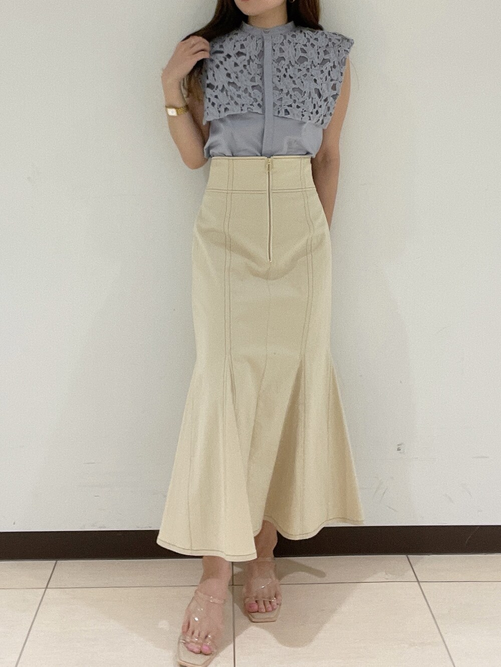 ホワイト系のスカート、その他のサンダル、ブルー系のシャツ/ブラウスを着用したレディースの春コーディネートの3枚目の写真