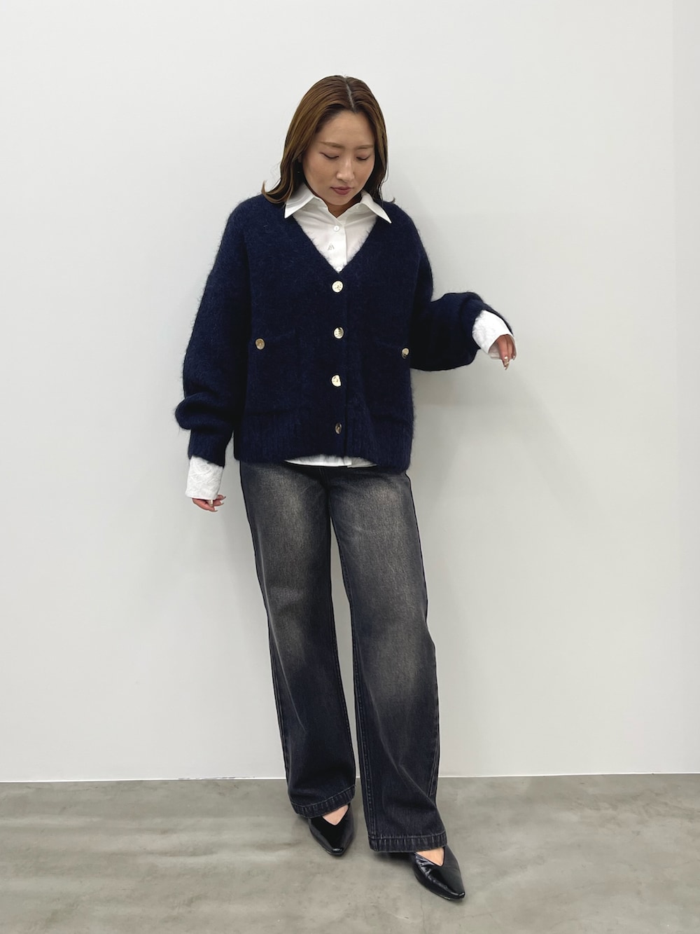 グレー系のデニムパンツ、ホワイト系のシャツ/ブラウス、ブルー系のカーディガン/ボレロを着用したレディースの秋コーディネートの10枚目の写真