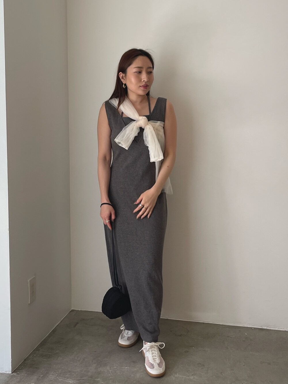 ホワイト系のスニーカー、グレー系のワンピース、ホワイト系のシャツ/ブラウスを着用したレディースの春コーディネートの2枚目の写真