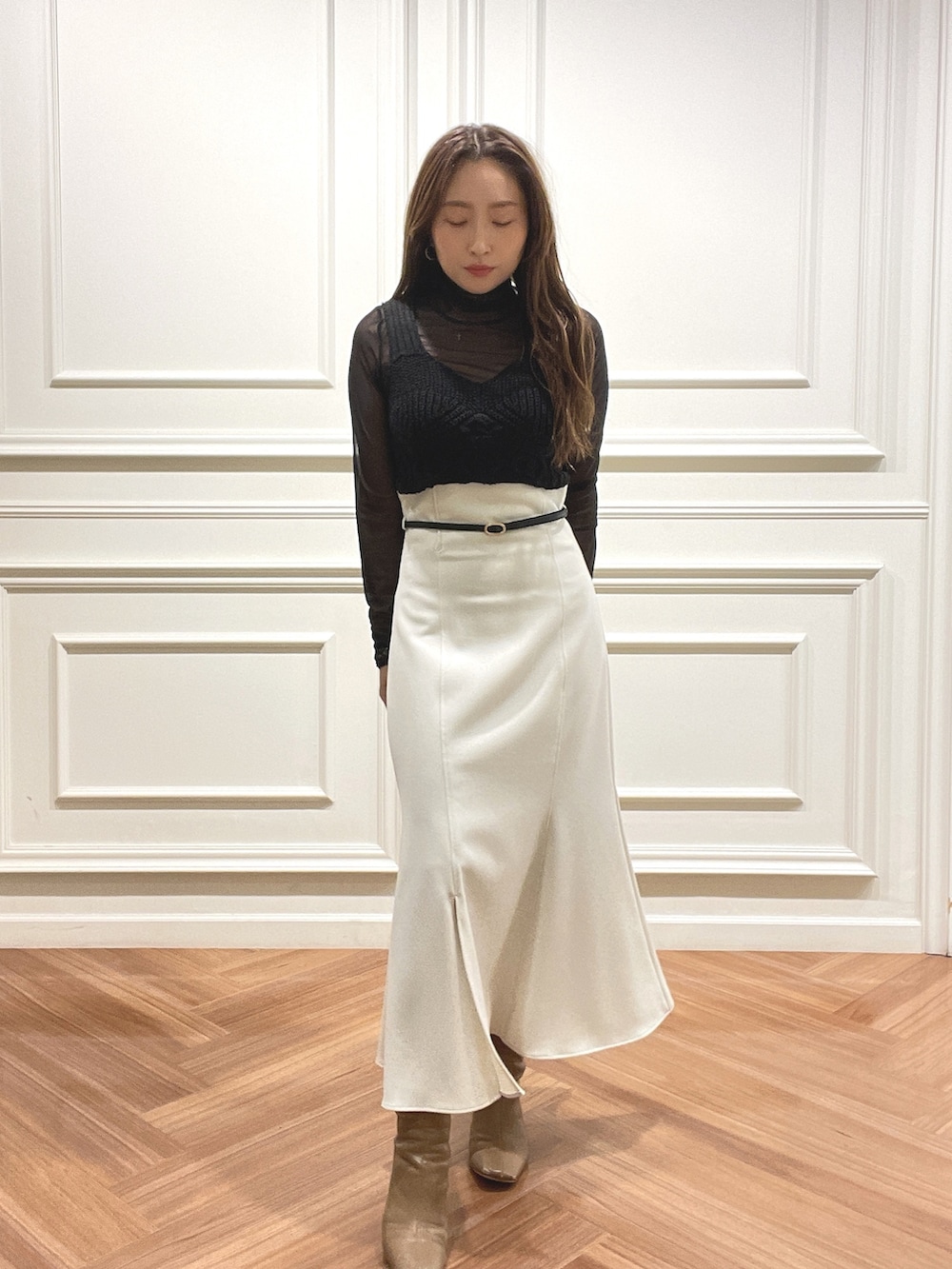 ホワイト系のスカート、ベージュ系のテーラードジャケット、ブラック系のニット/セーターを着用したレディースの秋コーディネートの8枚目の写真