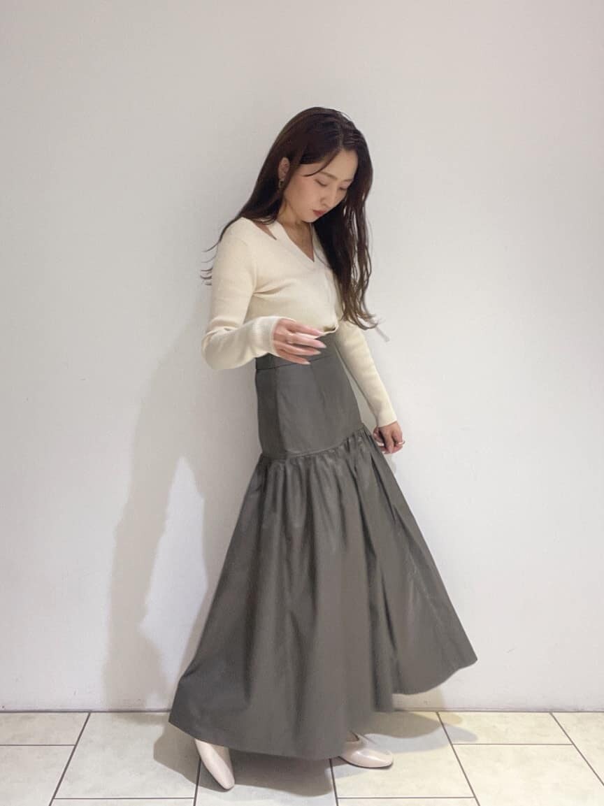 ベージュ系のスカート、ホワイト系のパンプス、ホワイト系のニット/セーターを着用したレディースの夏コーディネートの5枚目の写真