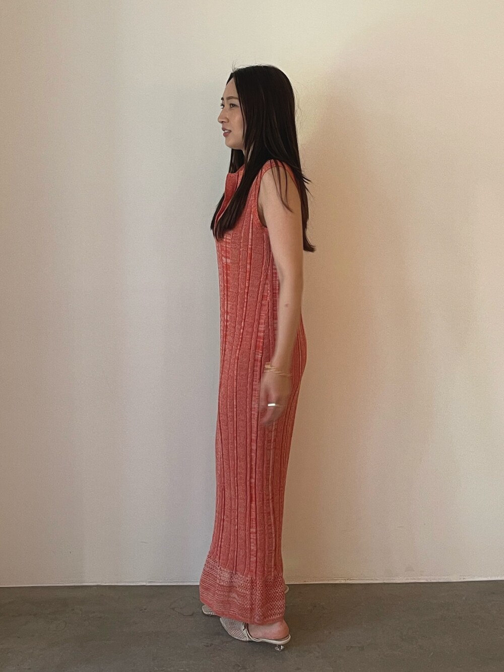 ホワイト系のサンダル、オレンジ系のワンピースを着用したレディースの夏コーディネートの5枚目の写真