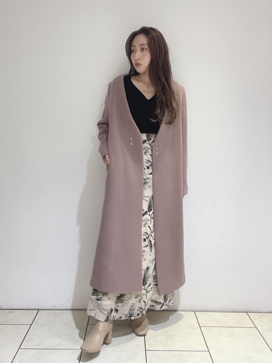 ベージュ系のスカート、ベージュ系のスカート、ベージュ系のブーツを着用したレディースの秋コーディネートの2枚目の写真