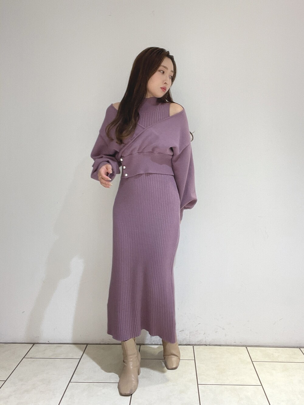 パープル系のワンピース、ベージュ系のブーツを着用したレディースの冬コーディネートの6枚目の写真