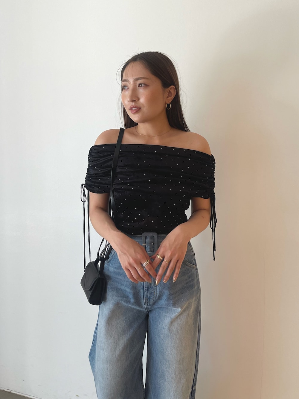 ブラック系のTシャツ/カットソー、ブルー系のデニムパンツを着用したレディースの夏コーディネートの8枚目の写真