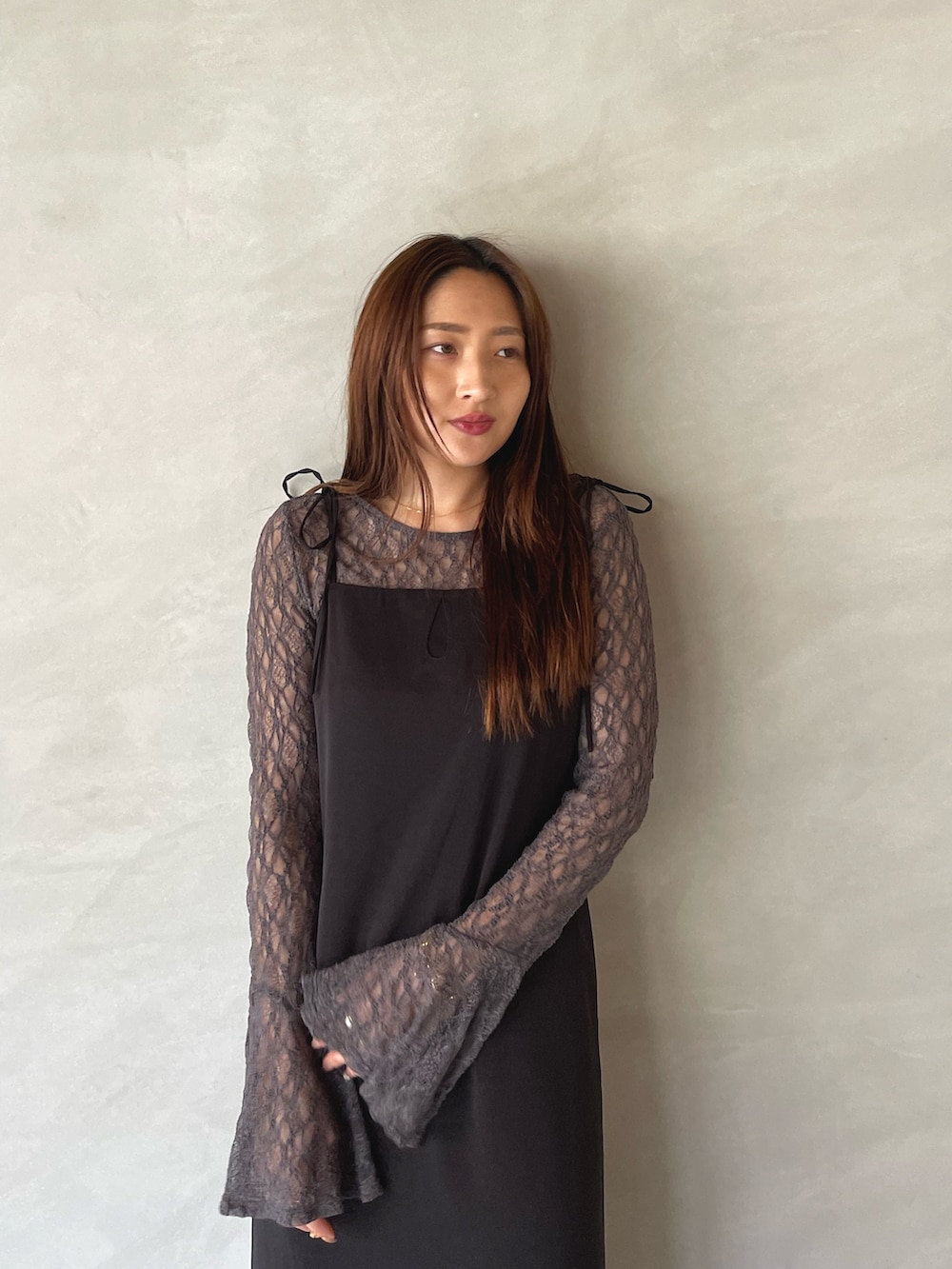 ブラック系のワンピース、グレー系のシャツ/ブラウスを着用したレディースの夏コーディネートの7枚目の写真