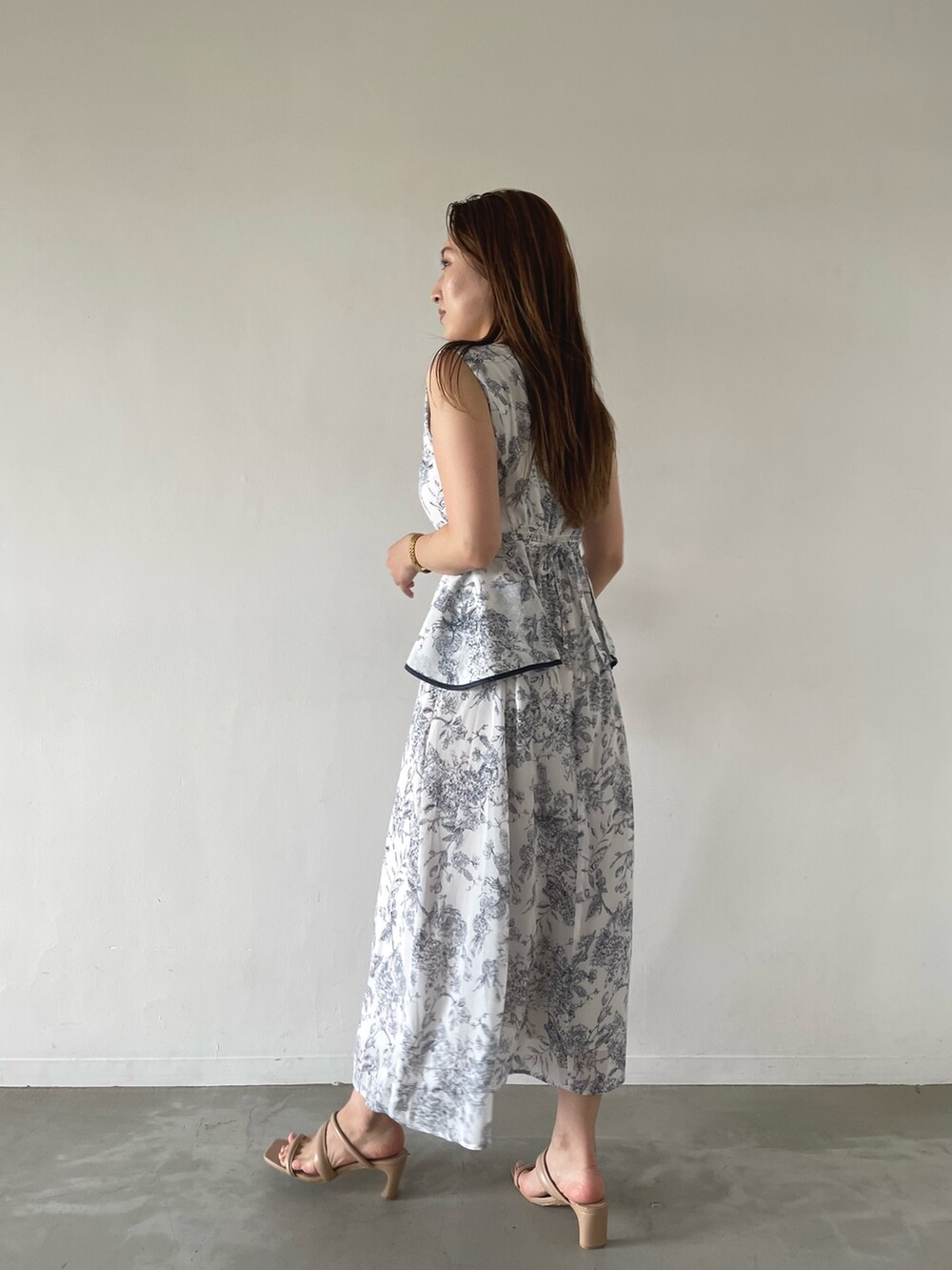 ブルー系のワンピース、ベージュ系のサンダルを着用したレディースの夏コーディネートの9枚目の写真