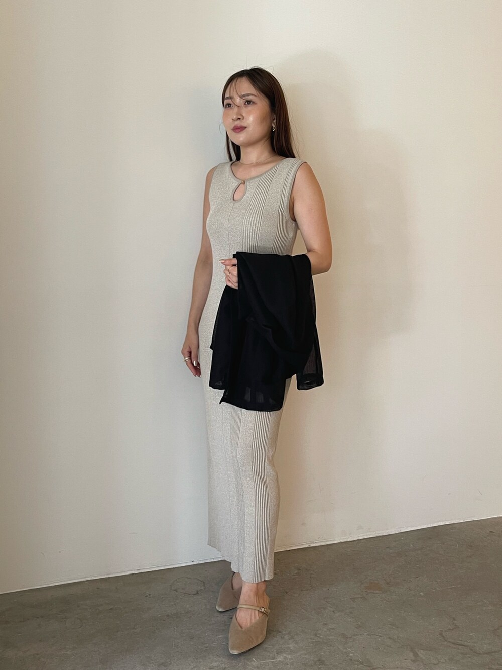 ベージュ系のワンピース、ブラック系のテーラードジャケット、ベージュ系のパンプスを着用したレディースの夏コーディネートの8枚目の写真