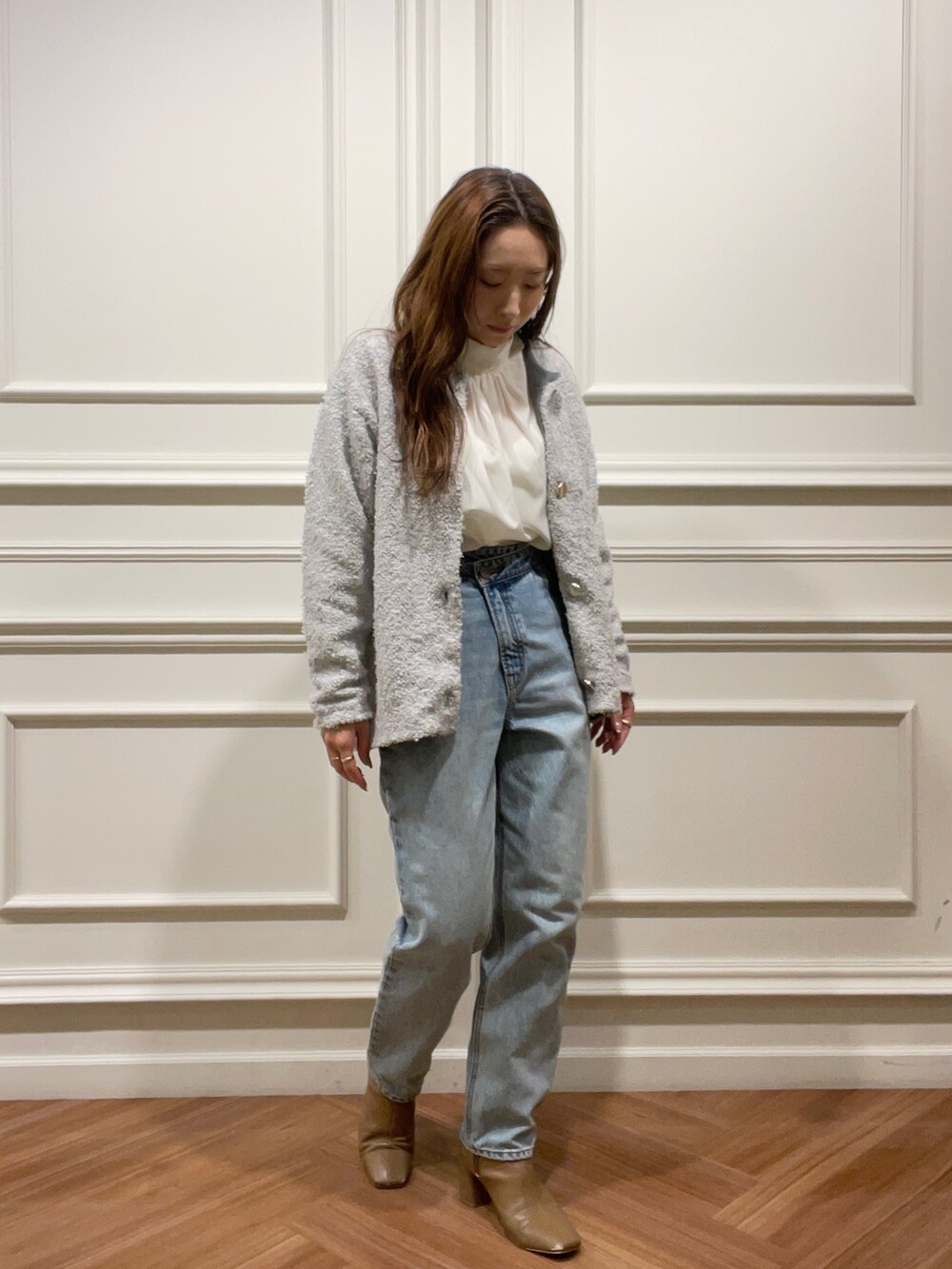 ベージュ系のブーツ、グレー系のカーディガン/ボレロ、ブルー系のデニムパンツを着用したレディースの秋コーディネートの2枚目の写真