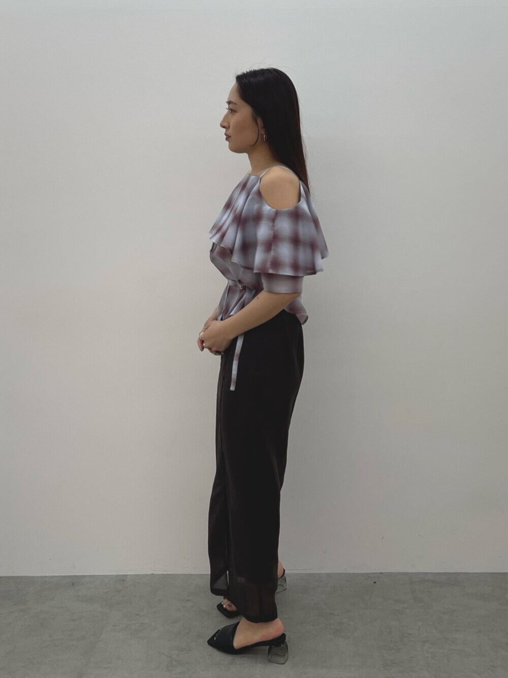 ブラウン系のスカート、ブラック系のサンダル、ピンク系のシャツ/ブラウスを着用したレディースの春コーディネートの3枚目の写真