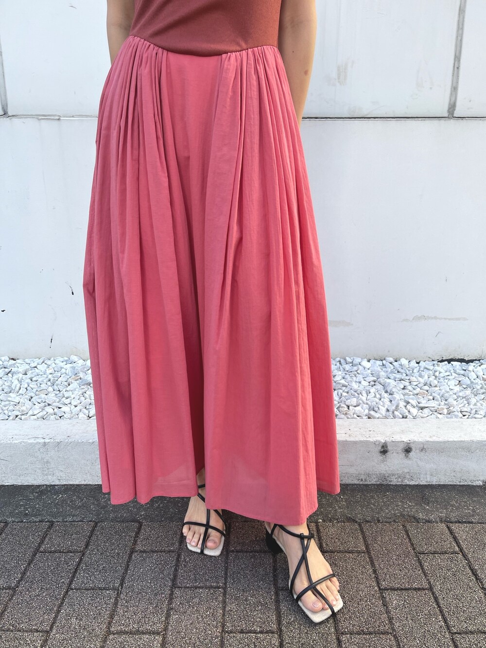 ブラック系のサンダル、ピンク系のワンピースを着用したレディースの春コーディネートの8枚目の写真