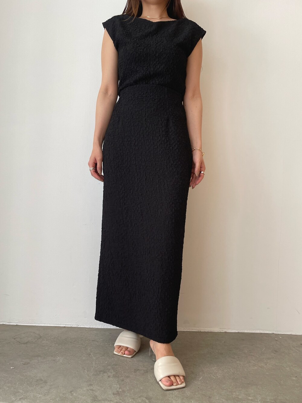 ホワイト系のサンダル、ブラック系のTシャツ/カットソー、ブラック系のスカートを着用したレディースの春コーディネートの9枚目の写真