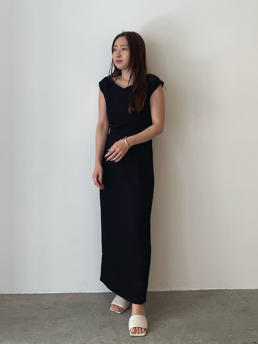 ホワイト系のサンダル、ブラック系のTシャツ/カットソー、ブラック系のスカートを着用したレディースの春コーディネートの5枚目の写真