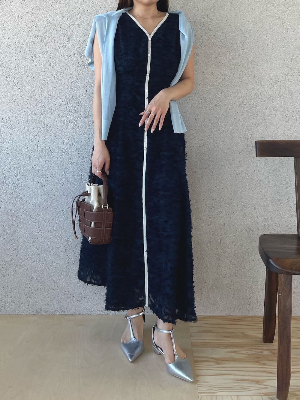 シルバー系のパンプス、ブルー系のワンピース、ブルー系のカーディガン/ボレロを着用したレディースの春コーディネートの7枚目の写真