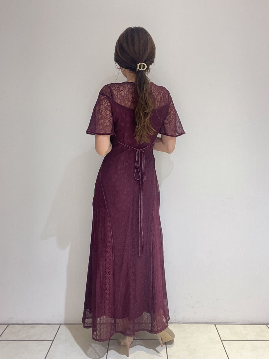 ゴールド系のクラッチバッグ、レッド系のドレス、ゴールド系のパンプスを着用したレディースの夏コーディネートの10枚目の写真