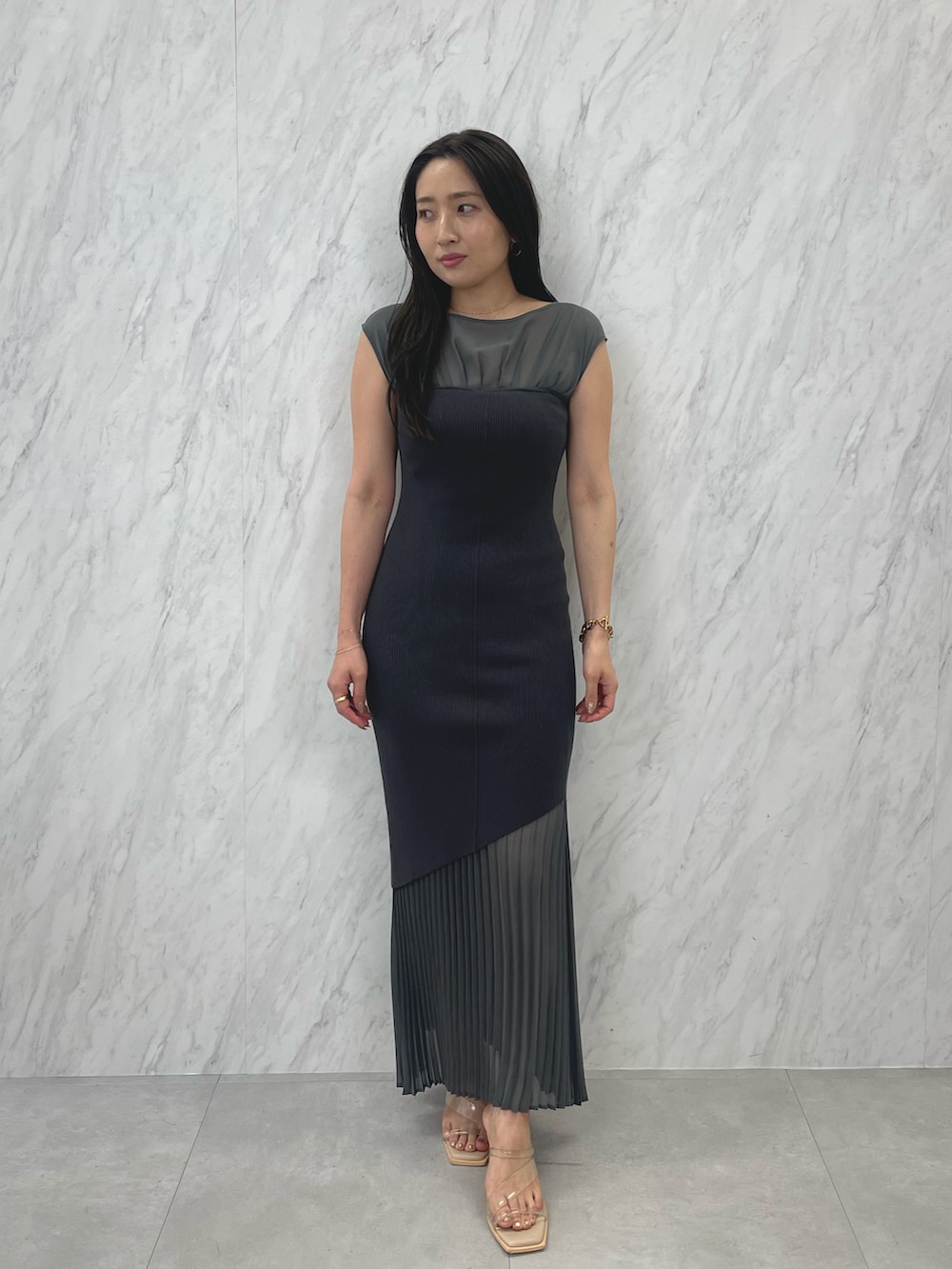 グレー系のワンピースを着用したレディースの夏コーディネートの2枚目の写真