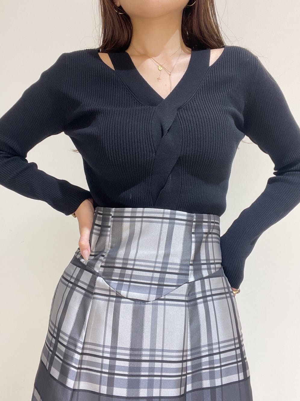 ブラック系のニット/セーター、ホワイト系のスニーカー、ブラック系のスカートを着用したレディースの秋コーディネートの8枚目の写真