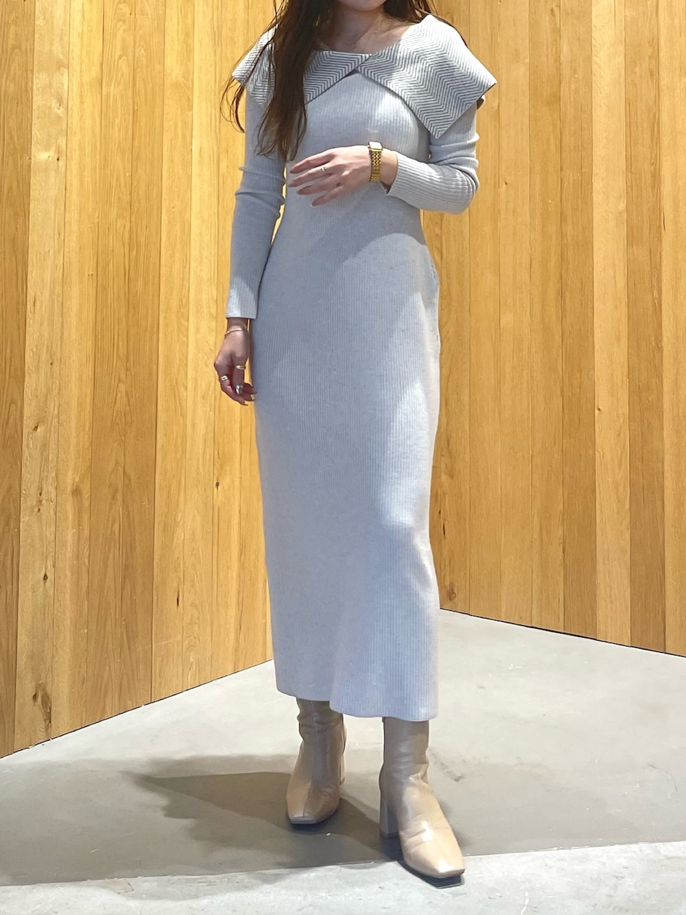 ホワイト系のワンピース、ベージュ系のブーツを着用したレディースの冬コーディネートの2枚目の写真