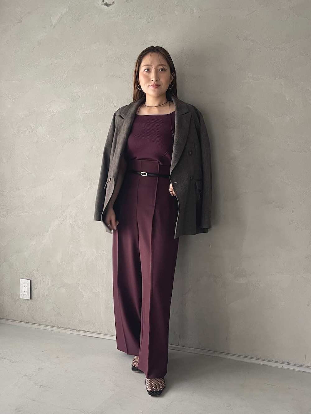 レッド系のその他パンツ、ブラウン系のテーラードジャケット、レッド系のTシャツ/カットソーを着用したレディースの夏コーディネートの2枚目の写真