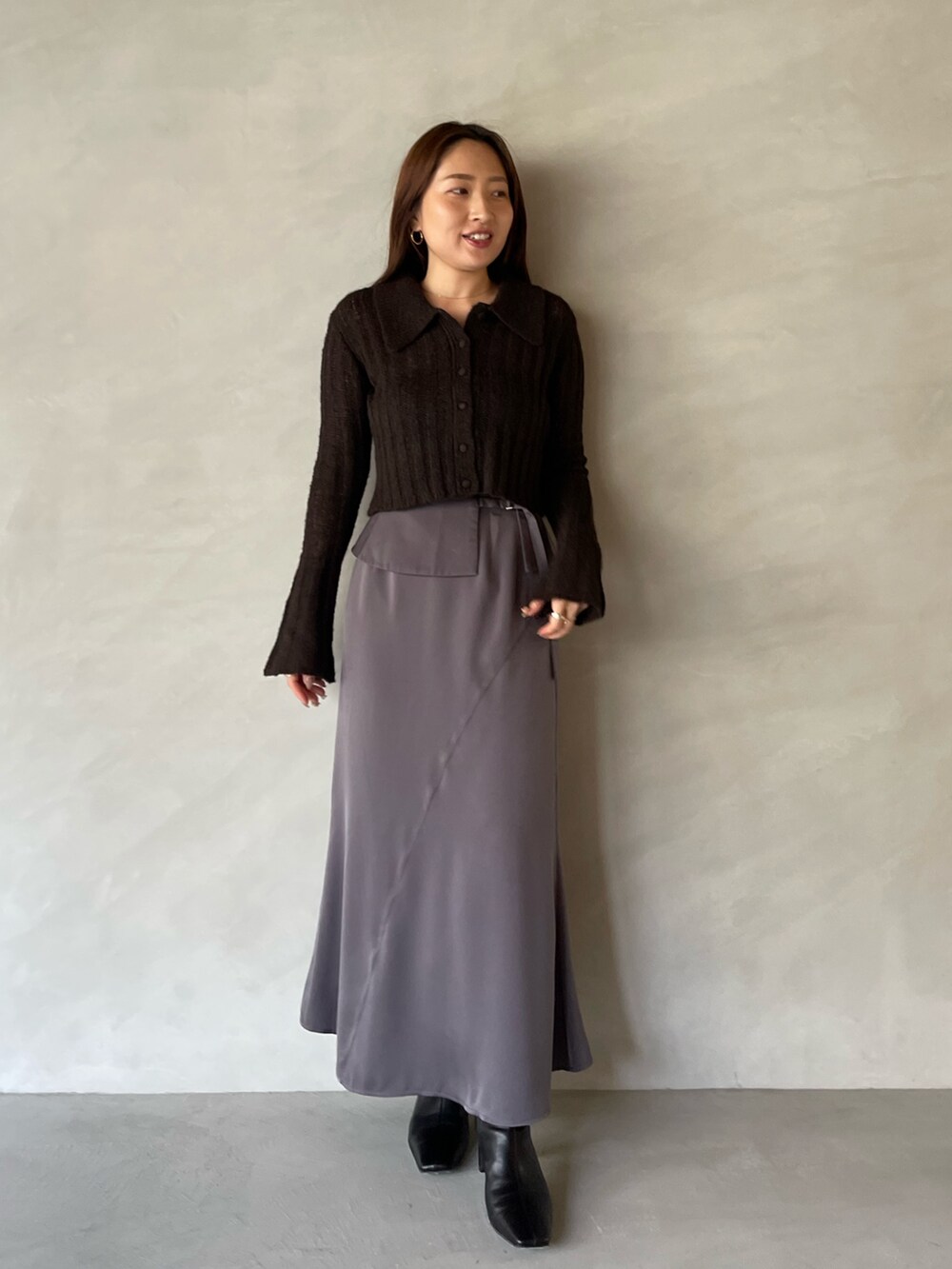 ブラック系のブーツ、グレー系のスカート、ブラウン系のニット/セーターを着用したレディースの夏コーディネートの3枚目の写真