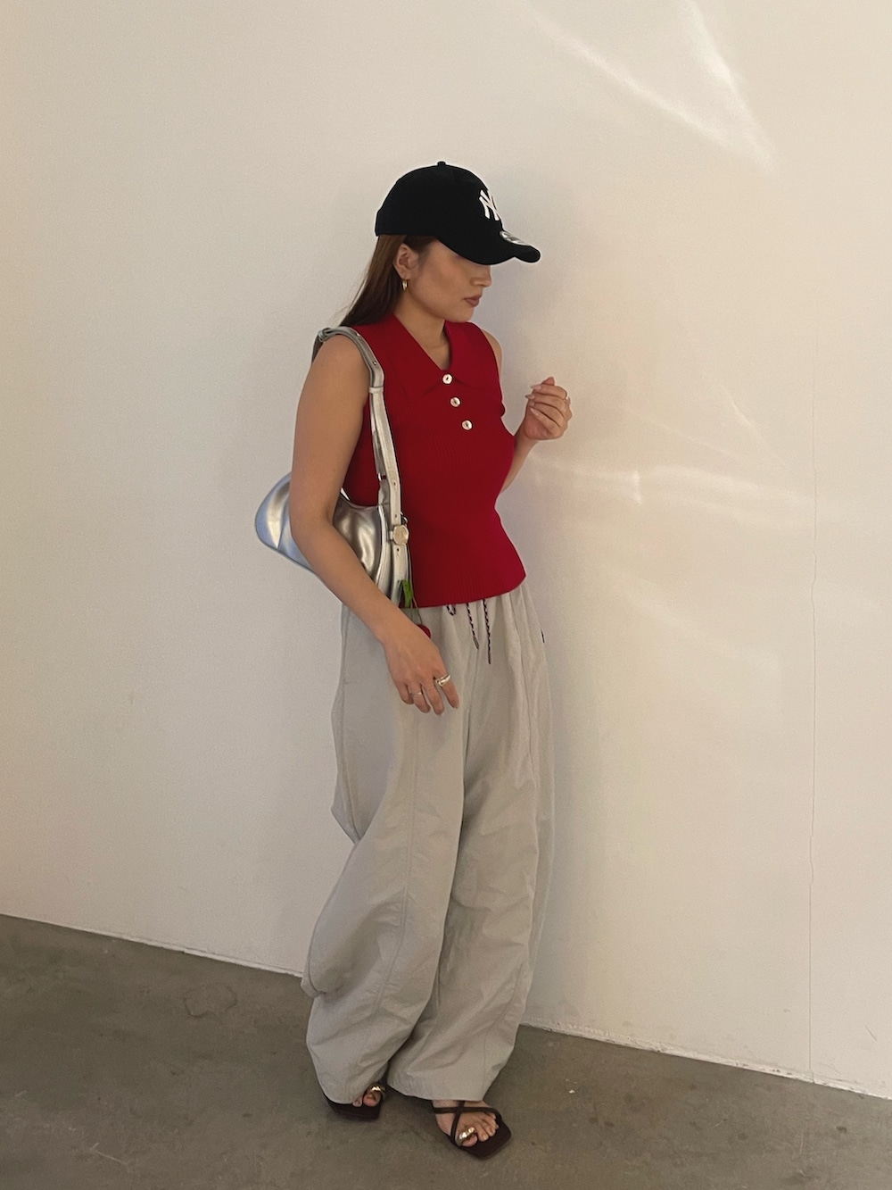 ブラウン系のサンダル、シルバー系のハンドバッグ、ベージュ系のその他パンツを着用したレディースの春コーディネートの6枚目の写真