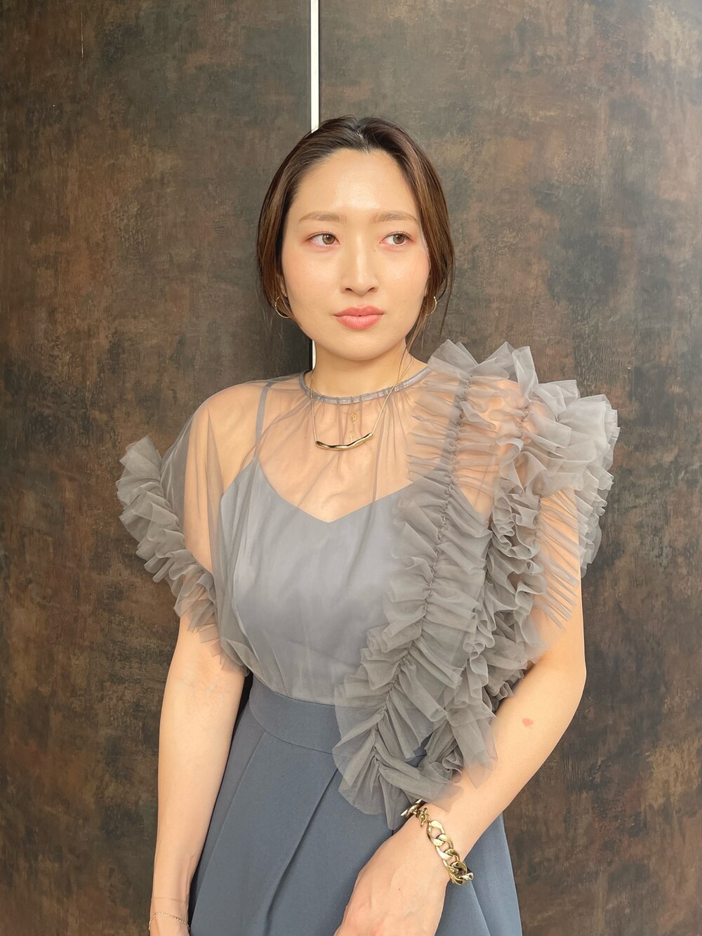 グレー系のドレス、ベージュ系のパンプスを着用したレディースの冬コーディネートの7枚目の写真