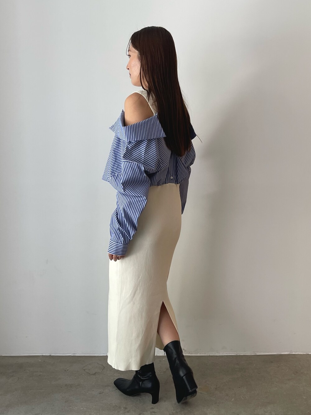 ブラック系のブーツ、ホワイト系のワンピースを着用したレディースの秋コーディネートの6枚目の写真