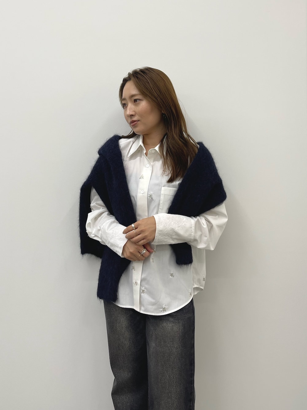 グレー系のデニムパンツ、ホワイト系のシャツ/ブラウス、ブルー系のカーディガン/ボレロを着用したレディースの秋コーディネートの6枚目の写真