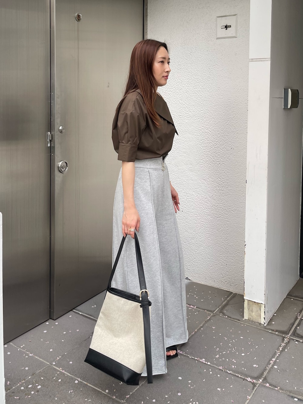 ブラック系のサンダル、グレー系のスウェットパンツ、ブラウン系のシャツ/ブラウスを着用したレディースの春コーディネートの4枚目の写真