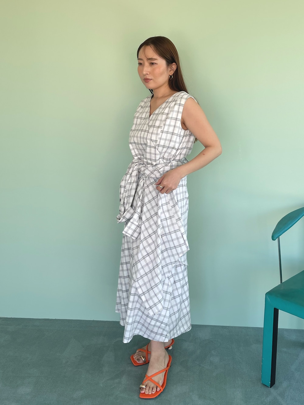 ホワイト系のワンピース、オレンジ系のサンダルを着用したレディースの春コーディネートの7枚目の写真